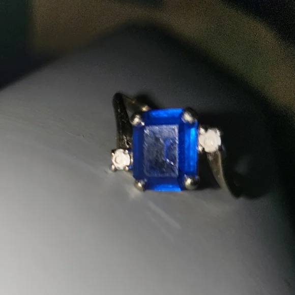 Elegant Sapphire White Gold Ring - Picture 3 of 5